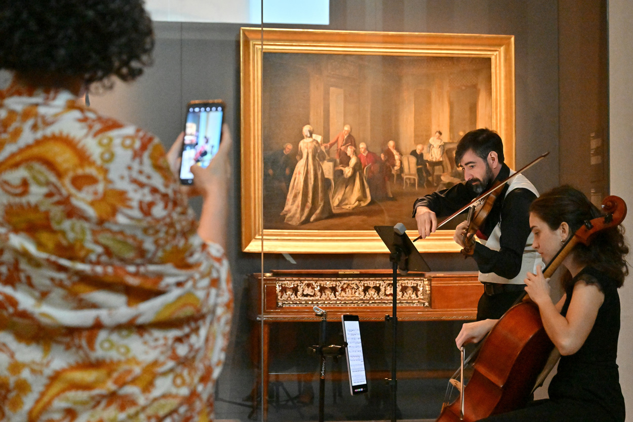 Fotografía de un concierto en una sala de la Galería de las Colecciones Reales